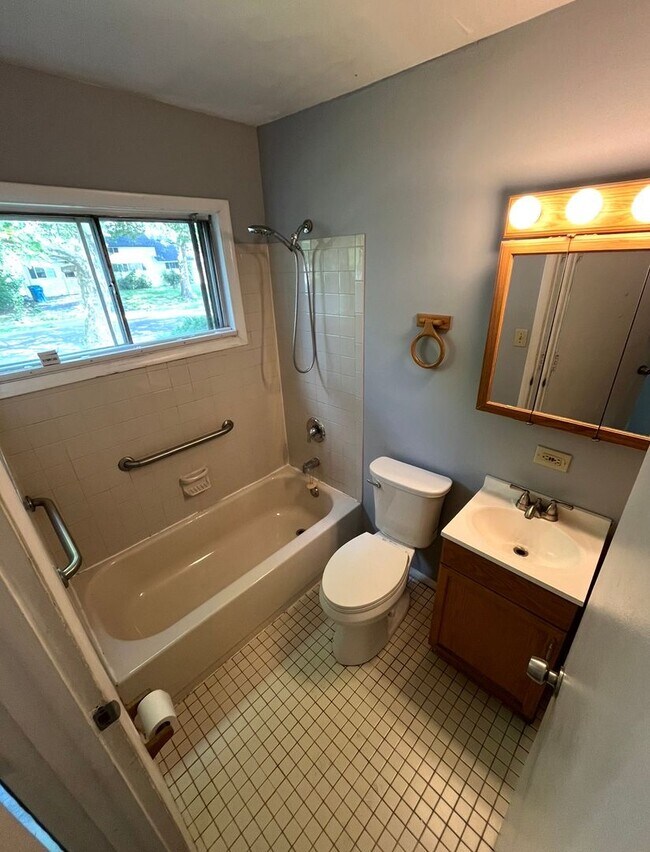Building Photo - 4 bedroom 2 bath home in the Crabtree section of Levittown. Available for move in now
