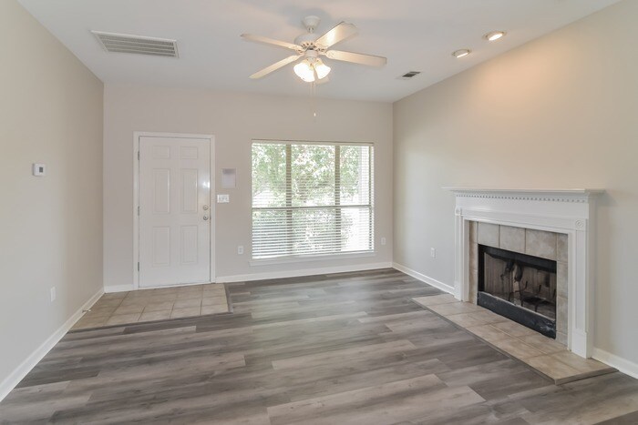 Building Photo - 449 Park Lake Dr