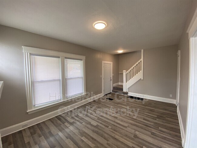Building Photo - 1008 Lusitania Ave