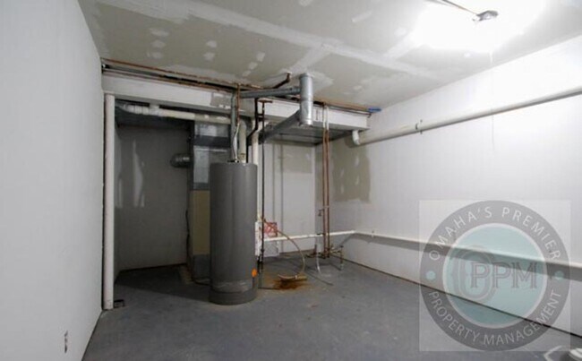 Building Photo - Huge 4-bedroom, 4-bath home