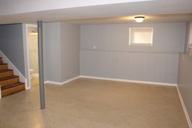 Building Photo - Spacious 3 bedrooms and 2 bath with vanity...