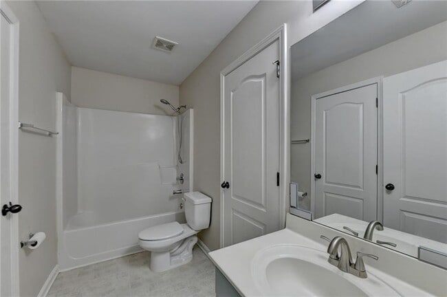 Building Photo - 522 Suwanee Oaks Dr NE