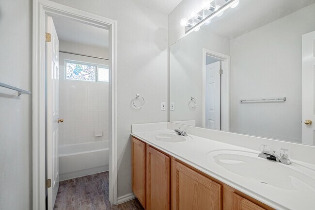 Building Photo - 4 Bedroom, 2.5 Bath Home in Vista Oaks
