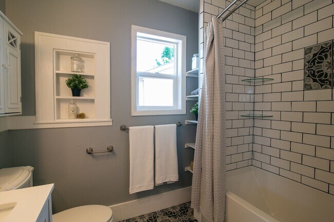 Building Photo - Beautifully Remodeled 3 Bed/1 Bath Bungalo...