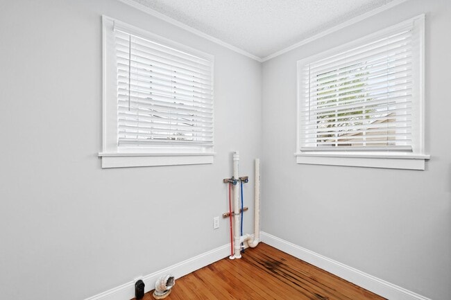 Building Photo - 2 Bedroom 1 Bath Within Walking Distance t...