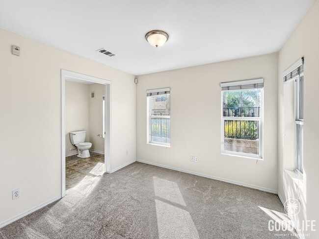 Building Photo - Spacious 2B/3BA + Den Townhouse in El Cerr...