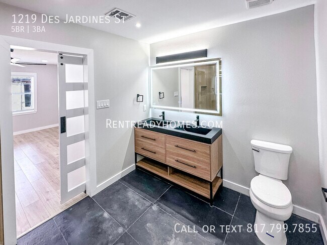 Building Photo - 1219 Des Jardines St