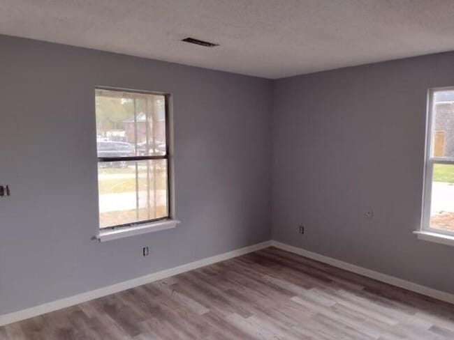 Building Photo - 124 Langley Dr
