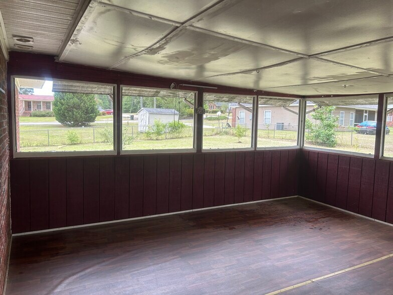Building Photo - 2072 Hillcrest Ave