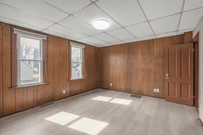 Building Photo - 521 Main St E