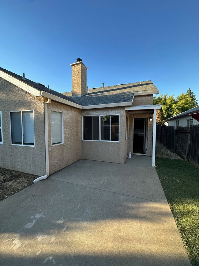 Building Photo - Spacious 3-Bed, 2-Bath Home!