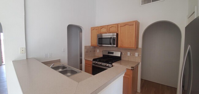 Building Photo - 3400 Tierra Cromo Rd