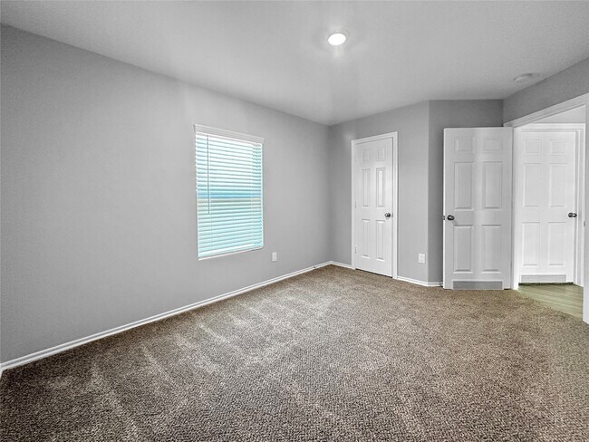 Building Photo - 937 Silver Birch Br