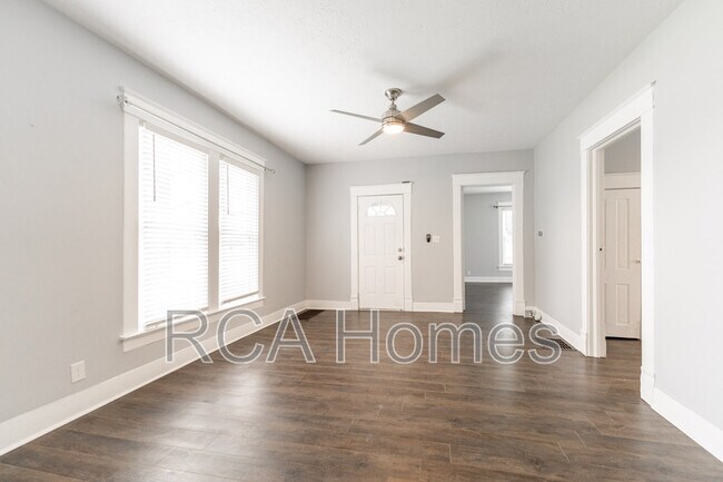 Building Photo - 1211 E Hanna Ave