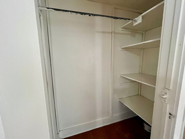 Building Photo - Move In Special! *LOCATION* Fabulous 1/1 with extra space ONE BLOCK off the St Mary's strip and c...