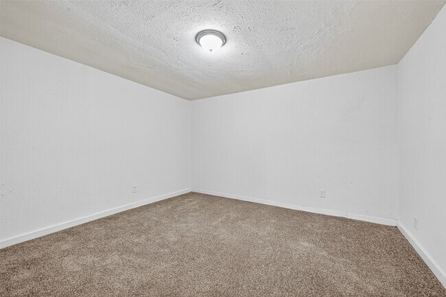 Building Photo - 16643 Lake Cir
