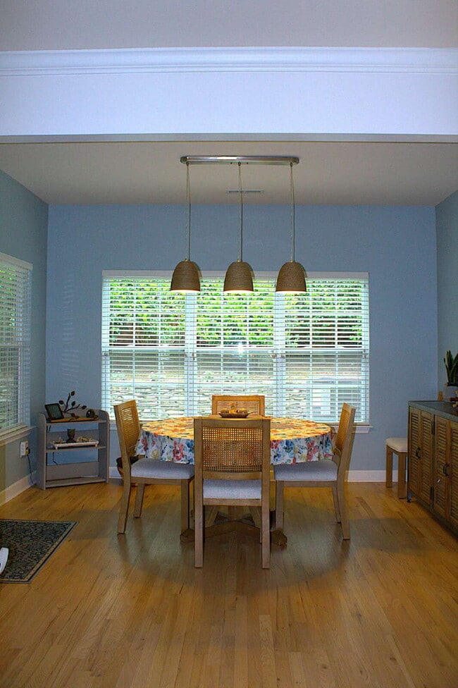 Building Photo - "Luxurious 3-Bed Condo in Hendersonville: Spacious 2023 Sq Ft within a 55+ community.”
