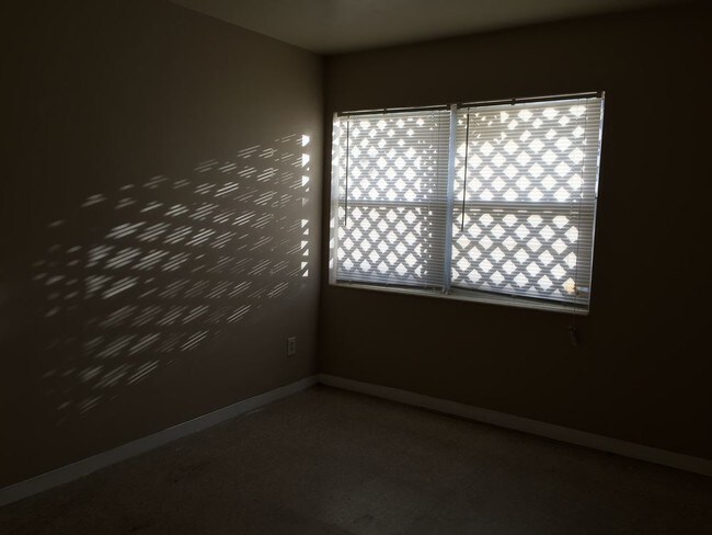 Building Photo - Quiet 2 Bedroom