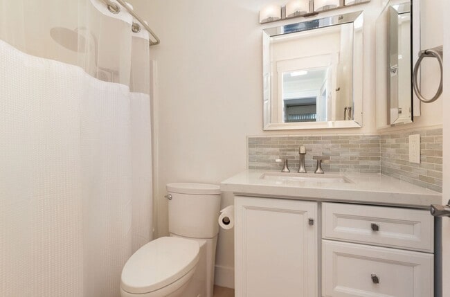 Building Photo - Beautiful 2Bd/2Ba Condo In Gated Community...