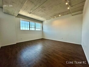 Building Photo - 320 W 7th St