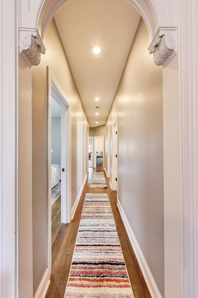 Building Photo - 1506 W Thome Ave