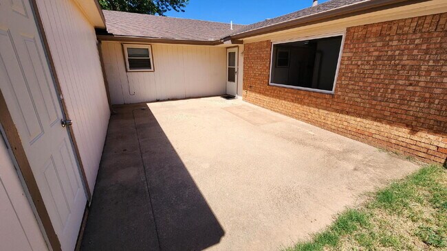 Building Photo - Half off first full month's rent/Southwest...