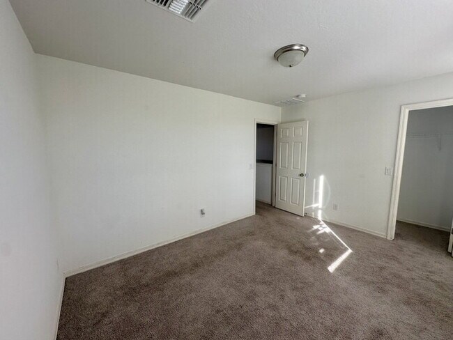 Building Photo - 226 W Watson Ct