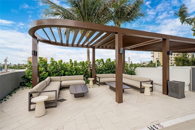 Building Photo - 900 N Ocean Blvd