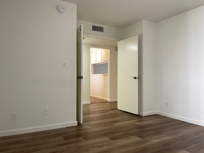 Building Photo - 15215 Magnolia Blvd