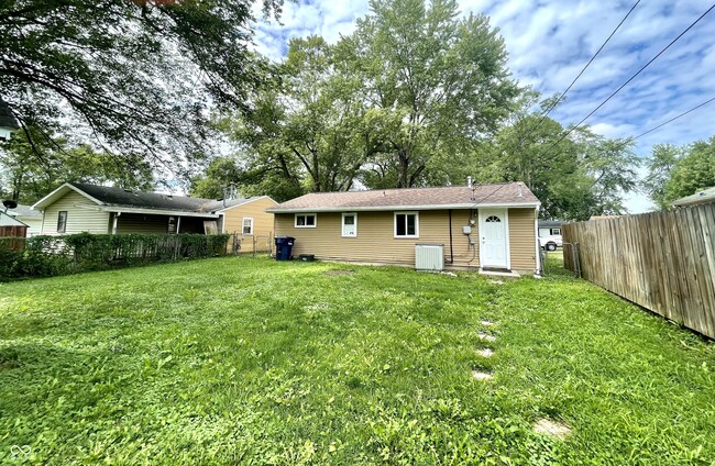 Building Photo - 1704 S Lindell Dr