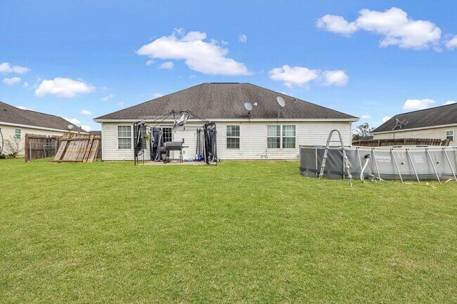 Building Photo - AVAILABLE JUNE (PETS PERMITTED)