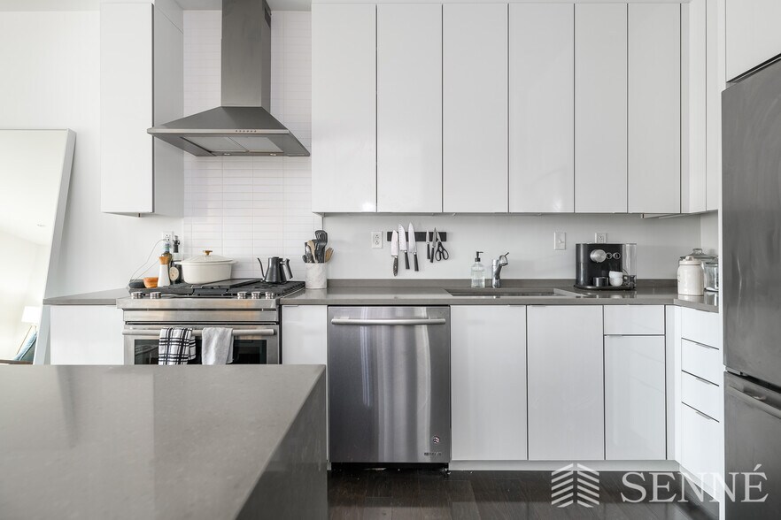 Building Photo - 2 W 6th St