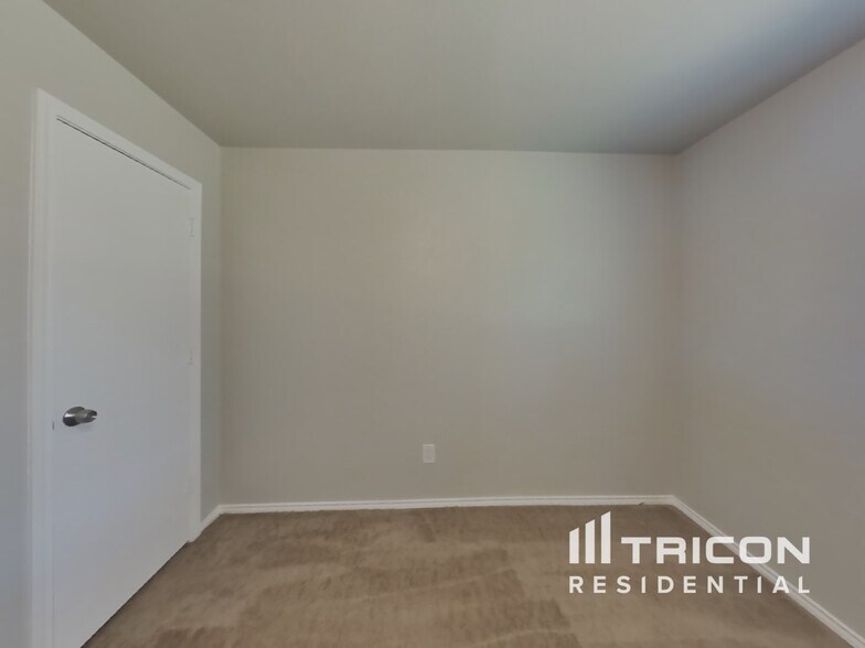 Building Photo - 335 Pin Oak Ln