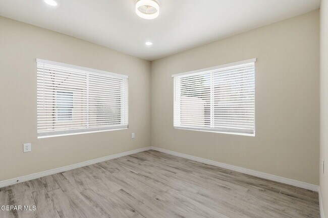 Building Photo - 1310 E San Antonio Ave