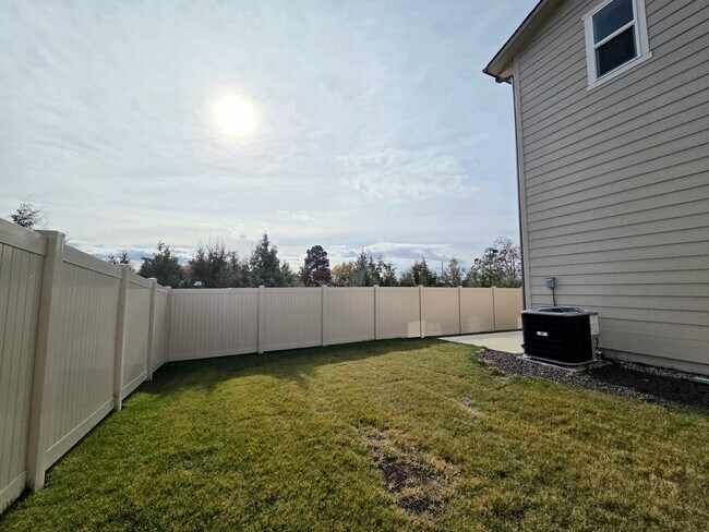 Building Photo - Modern New-Build Duplex in Payette