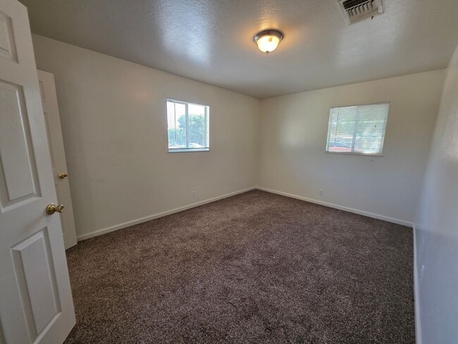 Building Photo - 4 bedroom single story near freeway & shop...