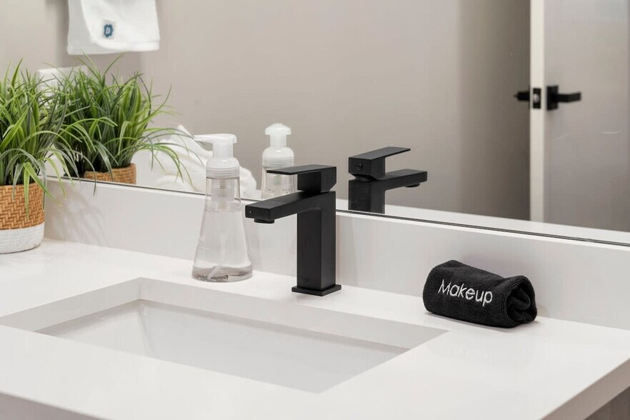 Building Photo - 318 W Grand Ave