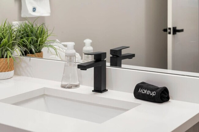 Building Photo - 318 W Grand Ave