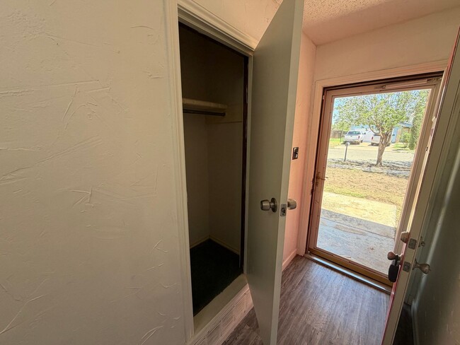 Building Photo - 3 BED/2 BATH/2 CAR GARAGE: AVAILABLE NOW!!