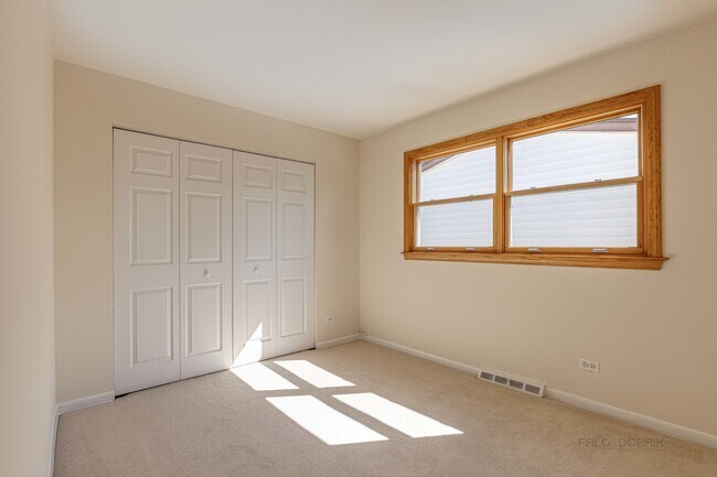 Building Photo - 317 E Valley Ln