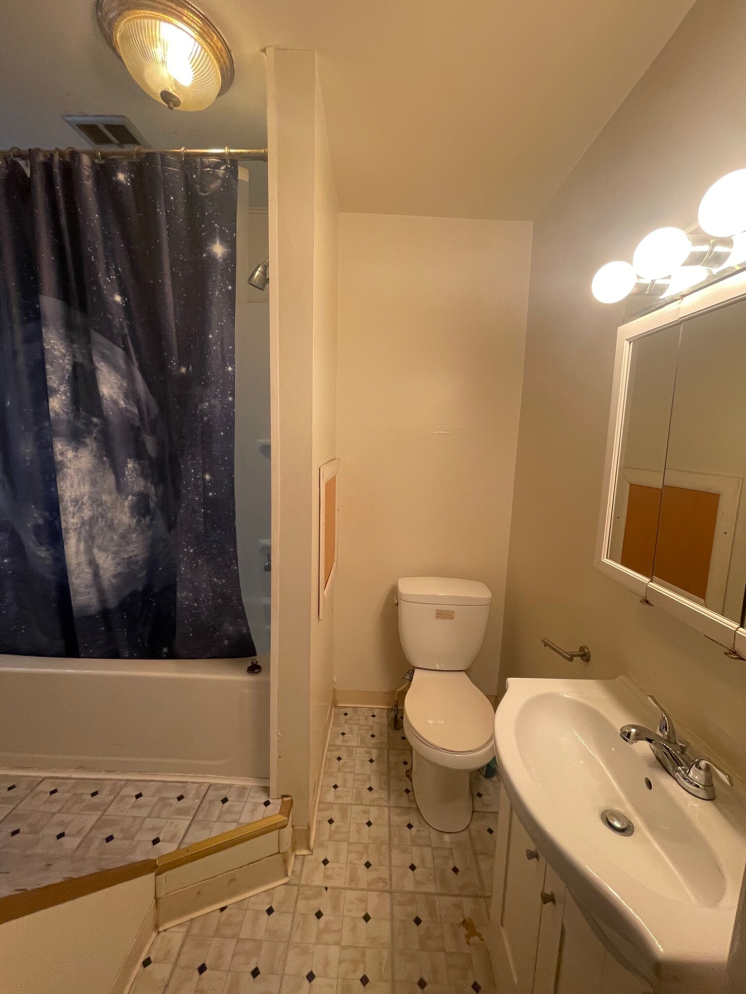 Building Photo - 423 Warwood Ave