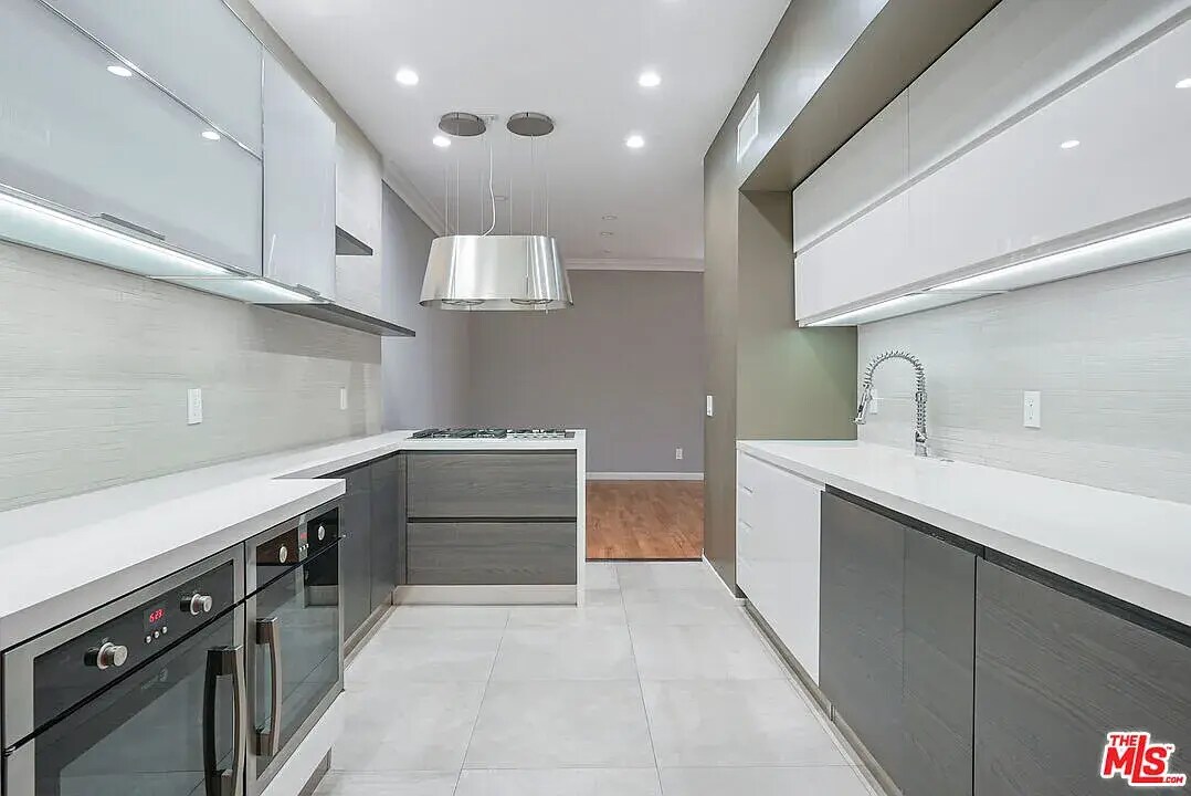 Building Photo - 930 N Wetherly Dr