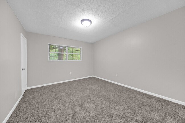 Building Photo - 689 Miles