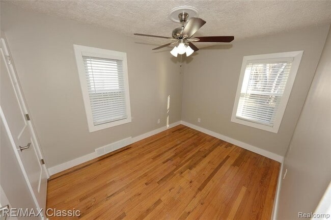 Building Photo - 3342 Prairie Ave