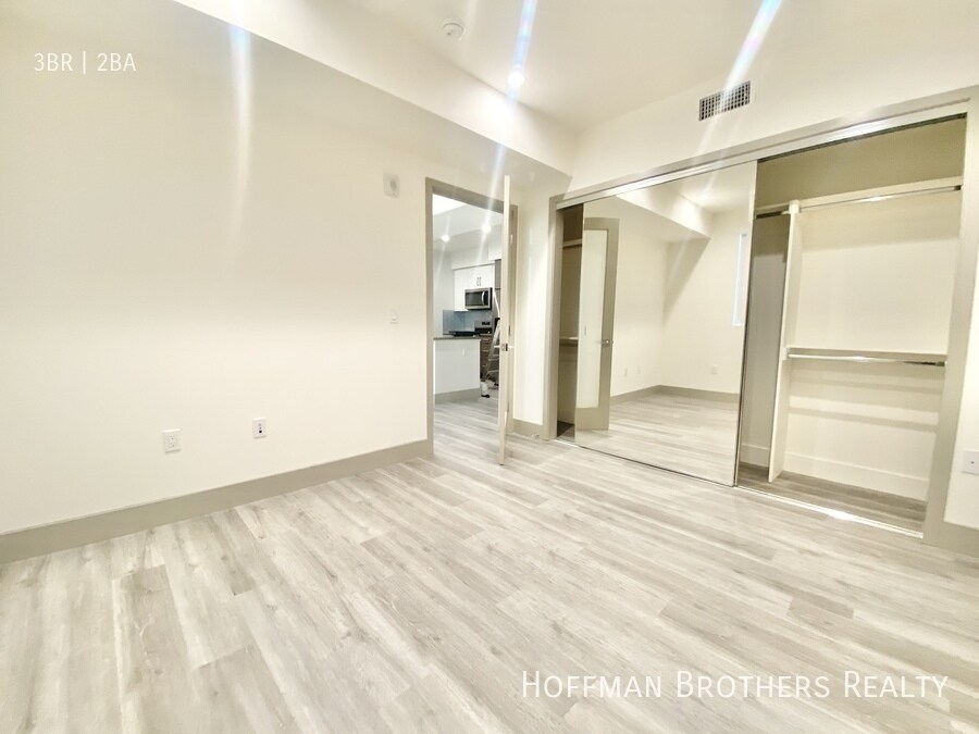 Building Photo - 4849 Oakwood Ave