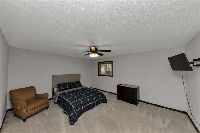 Building Photo - 3215 Redona Dr