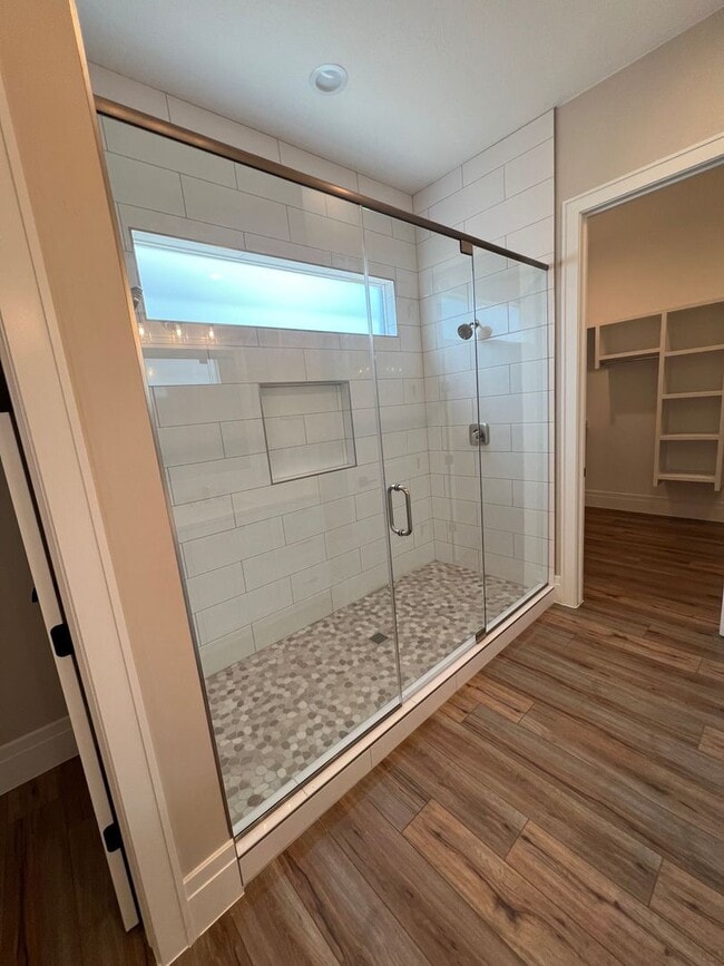 Building Photo - Beautiful 4 Bedroom, 4 Bathroom Home in Th...