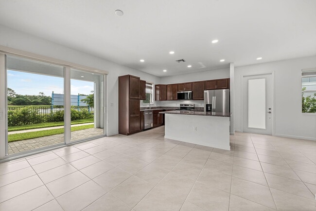Building Photo - 4440 Longwood Lake Sq