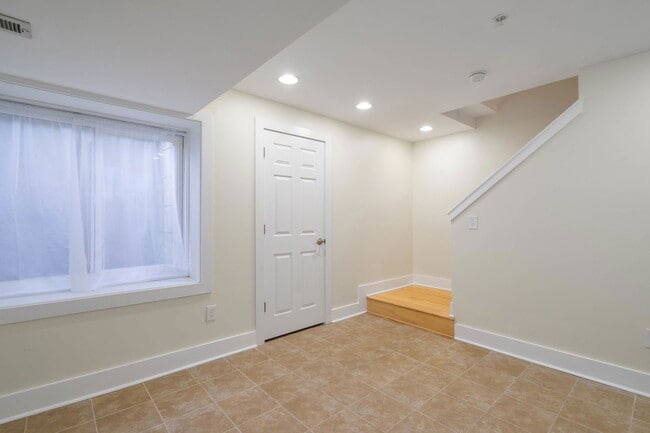 Building Photo - 806 Christian St