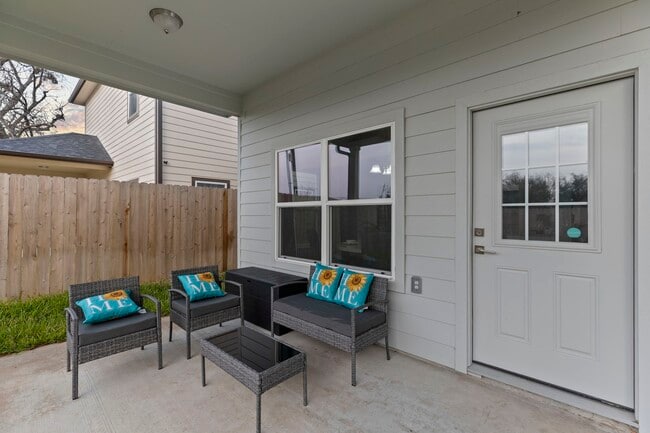Building Photo - 2209 Silverbonnet St